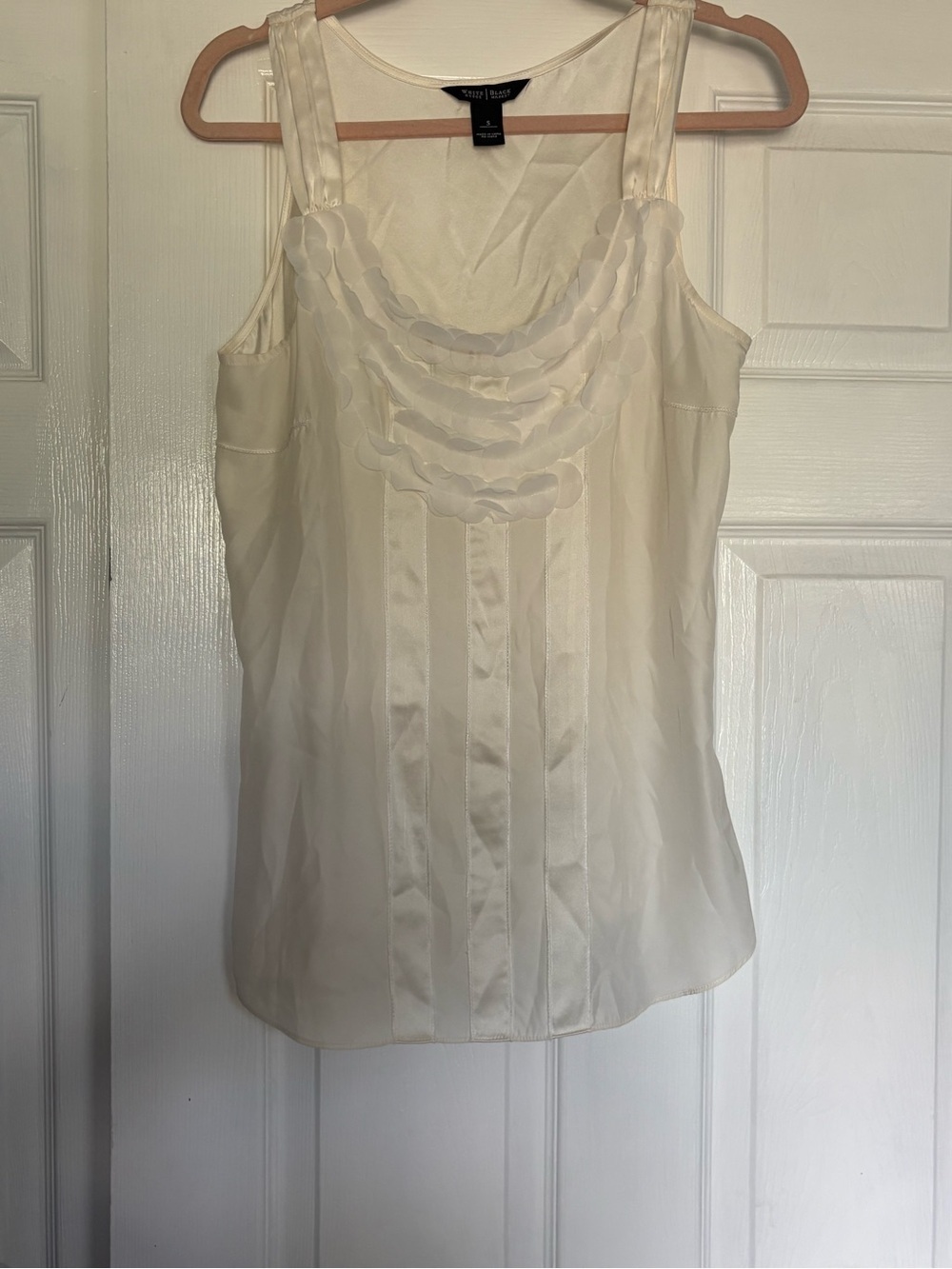 White House Black Market Cream Scalloped Neck Sleeveless Camisole